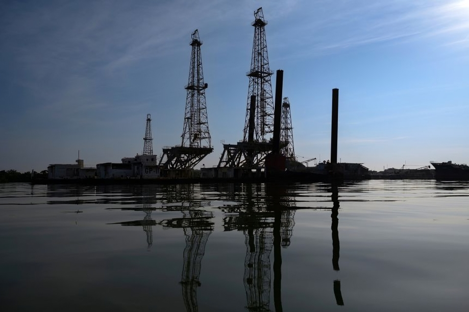 Due to the US move on Venezuelan oil, RIL reaches a record high, ONGC, and oil stocks rise by much to 2%